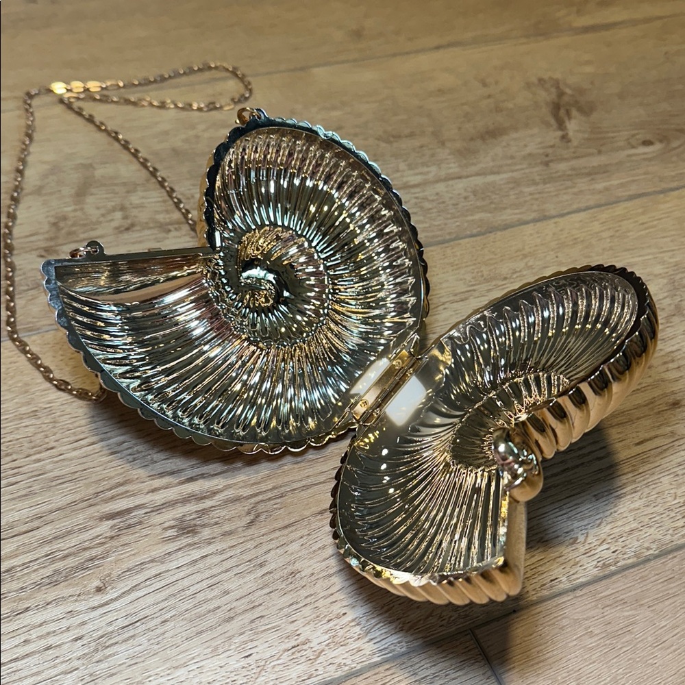 Seashell Conch Clutch - Picture 2 of 4